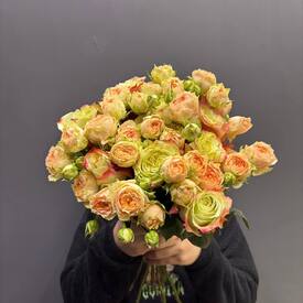 Букет из 15 кремовых  роз и кустовых роз 50см