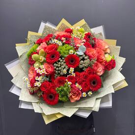 Букет из роз, гербер и орхидеи 