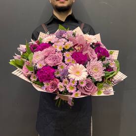 Букет из хризантем, роз и клематиса