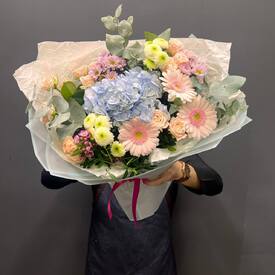 Букет из гортензии, гербер и кустовой розы