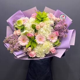 Букет из гортензий, гербер и сирени