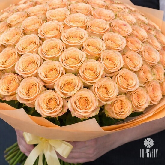 Букет из 101 персиковой розы Кения 40см