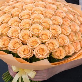 Букет из 101 персиковой розы Кения 40см