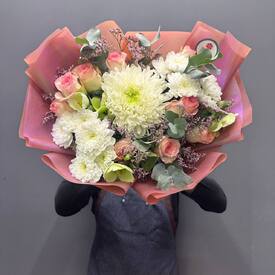Букет их хризантем, роз и лимониума