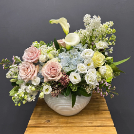 Композиция из роз, гортензии и сирени