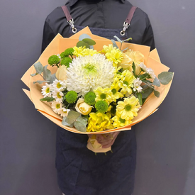 Букет из хризантем и роз