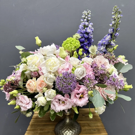 Композиция из роз, сирени и эустомы