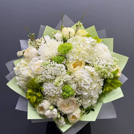 Букет из гортензии, роз и сирени  