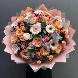 Букет из роз, гербер и пионов