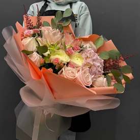 Букет из гортензии, ранункулюсов и роз