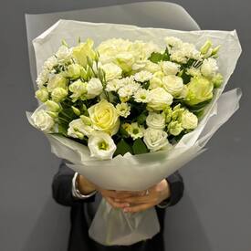 Букет из роз, хризантем и эустомы