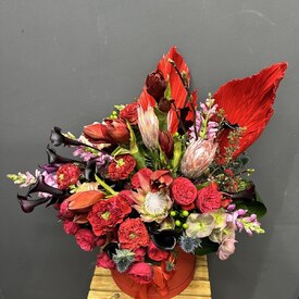 Композиция из протеи, амариллисов и роз в коробке