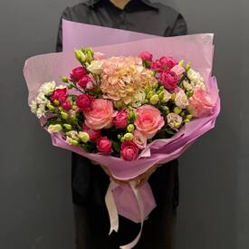 Букет из гортензии, роз и эустомы