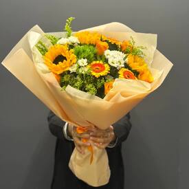 Букет из гелиантуса, гербер и хризантем