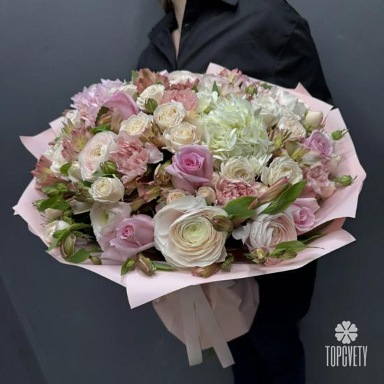 Букет из роз, гортензии и ранункулюсов