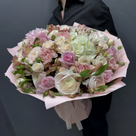 Букет из роз, гортензии и ранункулюсов