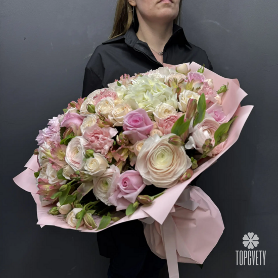 Букет из роз, гортензии и ранункулюсов