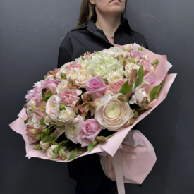 Букет из роз, гортензии и ранункулюсов