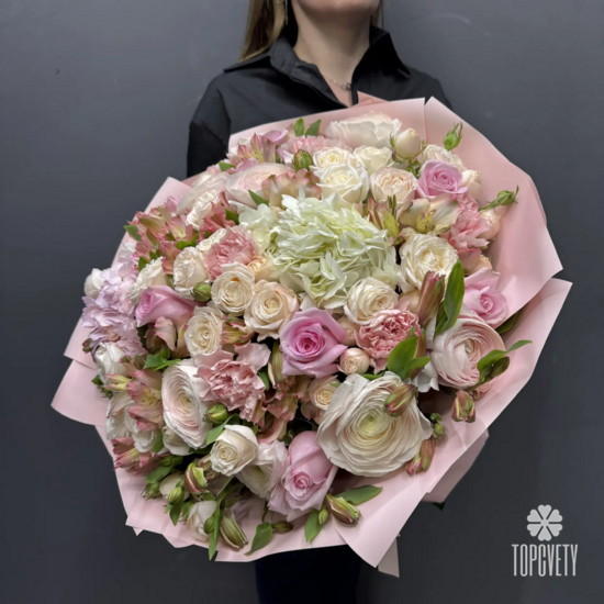 Букет из роз, гортензии и ранункулюсов