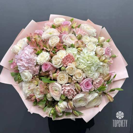 Букет из роз, гортензии и ранункулюсов