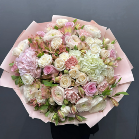 Букет из роз, гортензии и ранункулюсов