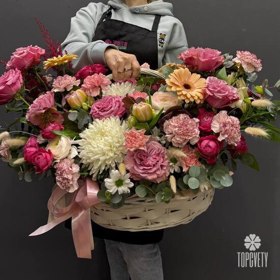 Композиция из роз, гербер и хризантем в корзине