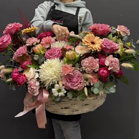 Композиция из роз, гербер и хризантем в корзине
