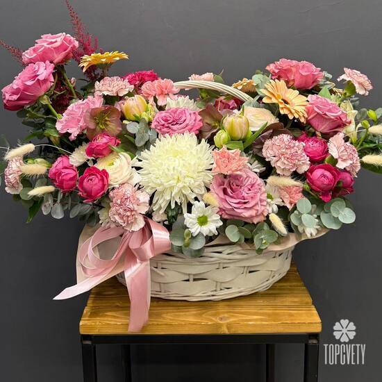 Композиция из роз, гербер и хризантем в корзине