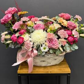 Композиция из роз, гербер и хризантем в корзине