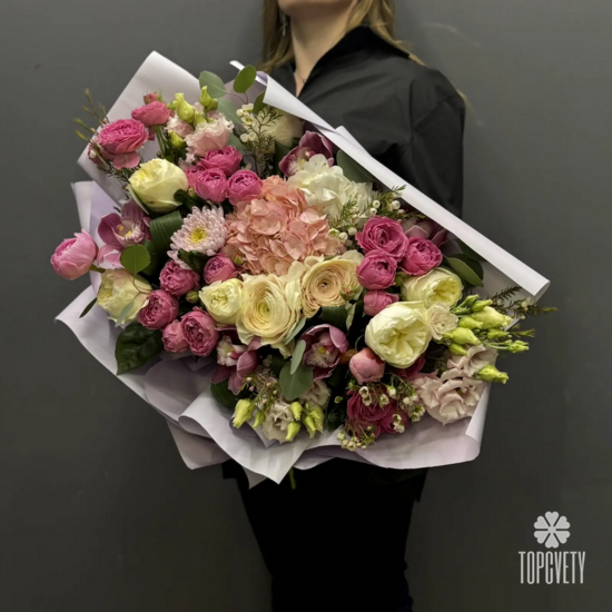 Букет из гортензии, роз и ранункулюсов