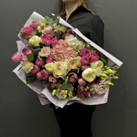 Букет из гортензии, роз и ранункулюсов