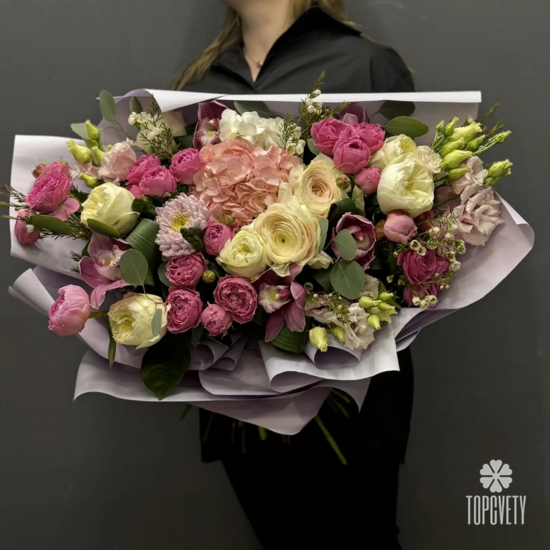 Букет из гортензии, роз и ранункулюсов