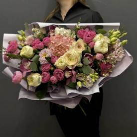 Букет из гортензии, роз и ранункулюсов