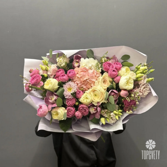 Букет из гортензии, роз и ранункулюсов