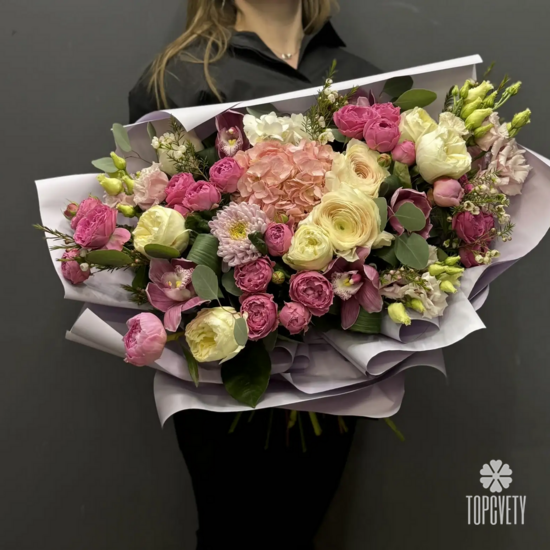 Букет из гортензии, роз и ранункулюсов