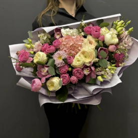 Букет из гортензии, роз и ранункулюсов