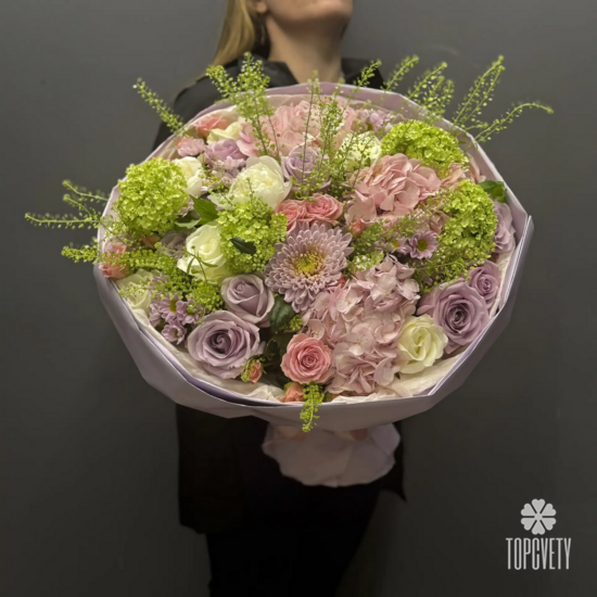 Букет из гортензии, роз и пионов