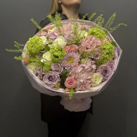 Букет из гортензии, роз и пионов