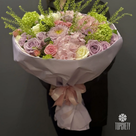 Букет из гортензии, роз и пионов