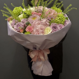 Букет из гортензии, роз и пионов