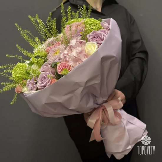 Букет из гортензии, роз и пионов