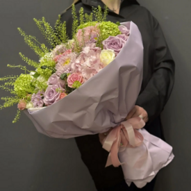 Букет из гортензии, роз и пионов