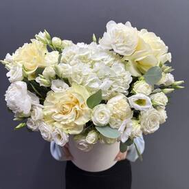 Композиция из роз, пионов и эустомы