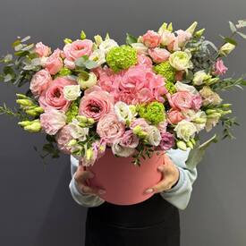 Композиция из роз, гортензии и эустомы в коробке