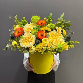 Композиция из роз, гербер и вибурнума в коробке 