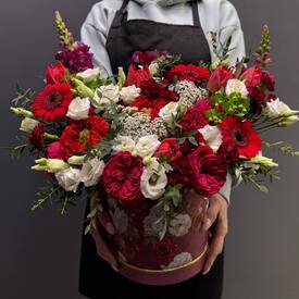 Композиция из роз, гербер и орнитогалума в коробке