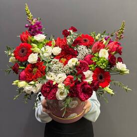 Композиция из роз, гербер и орнитогалума в коробке