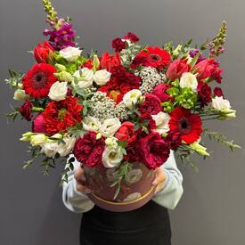 Композиция из роз, гербер и орнитогалума в коробке