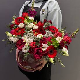 Композиция из роз, гербер и орнитогалума в коробке