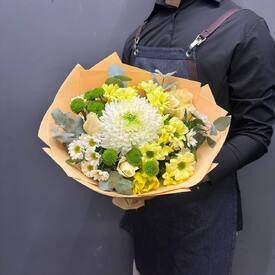 Букет из хризантем, роз и тюльпанов